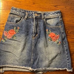 Denim skirt with rose embroidery